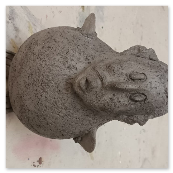 Verschiedene Bilder welche die Künstlerin Elisabeth Raunig bei der Arbeit zeigt. Begleiten von Keramik Rohentwürfen