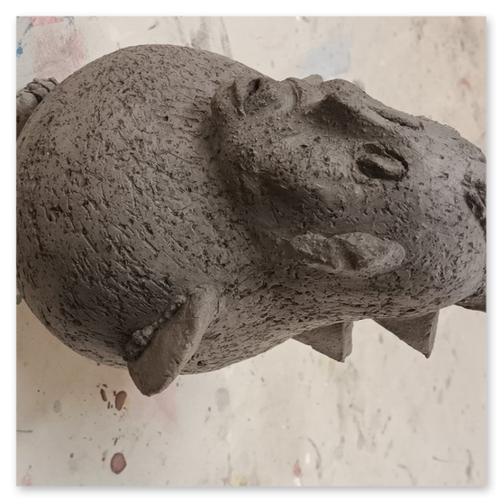 Verschiedene Bilder welche die Künstlerin Elisabeth Raunig bei der Arbeit zeigt. Begleiten von Keramik Rohentwürfen