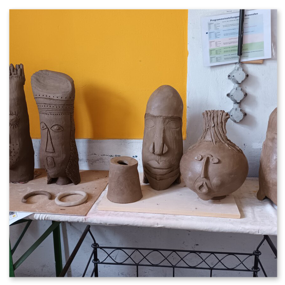Verschiedene Bilder welche die Künstlerin Elisabeth Raunig bei der Arbeit zeigt. Begleiten von Keramik Rohentwürfen