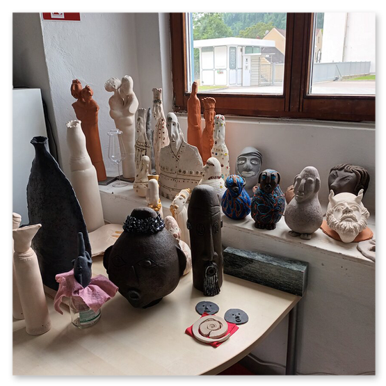 Verschiedene Bilder welche die Künstlerin Elisabeth Raunig bei der Arbeit zeigt. Begleiten von Keramik Rohentwürfen