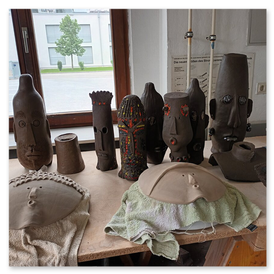 Verschiedene Bilder welche die Künstlerin Elisabeth Raunig bei der Arbeit zeigt. Begleiten von Keramik Rohentwürfen