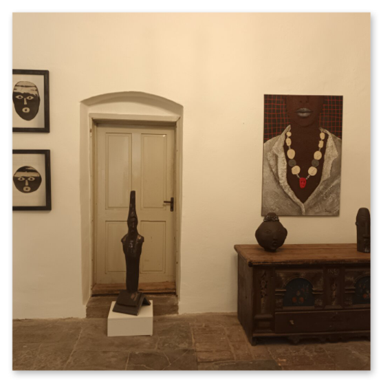 Ausstellung im Schloß Alt Kainach, Skulpturen und Masken aus Keramik, gemeinsam mit Monika Barwig und Hans Giegerl. Reger Andrang bei der Vernisage, mindestens 300 Besucher