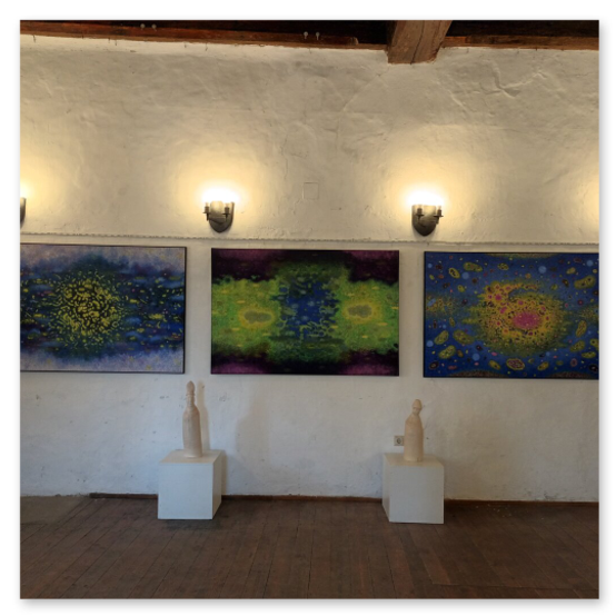 Ausstellung im Schloß Alt Kainach, Skulpturen und Masken aus Keramik, gemeinsam mit Monika Barwig und Hans Giegerl. Reger Andrang bei der Vernisage, mindestens 300 Besucher