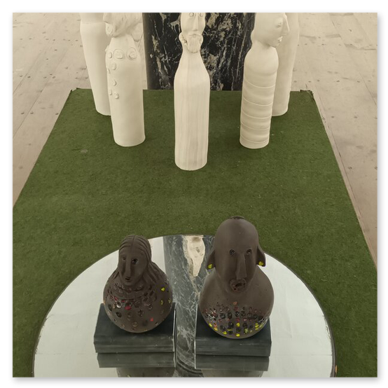 Ausstellung im Schloß Alt Kainach, Skulpturen und Masken aus Keramik, gemeinsam mit Monika Barwig und Hans Giegerl. Reger Andrang bei der Vernisage, mindestens 300 Besucher