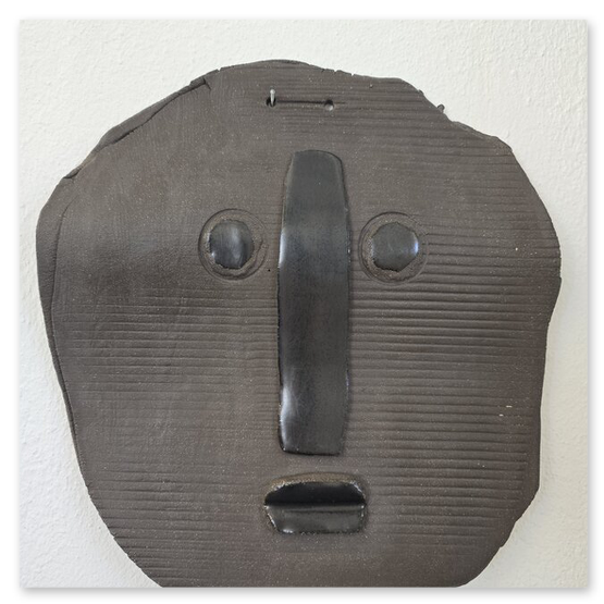 verschiedene Masken in diversen Größen von der Künstlerin Elisabeth Raunig, welche auch verkauft werden