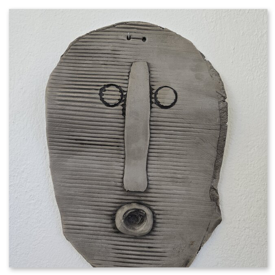 verschiedene Masken in diversen Größen von der Künstlerin Elisabeth Raunig, welche auch verkauft werden