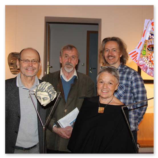 Ausstellung im Kunsthaus in Weiz. Skulpturen, Masken und Köpfe aus Keramik und Masken aus Glas. Gäste bei der Vernisage.