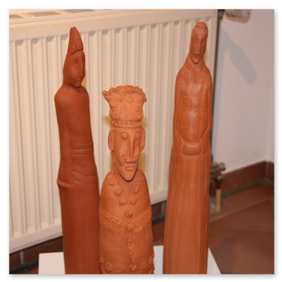 Ausstellung im Kunsthaus in Weiz. Skulpturen, Masken und Köpfe aus Keramik und Masken aus Glas. Gäste bei der Vernisage.