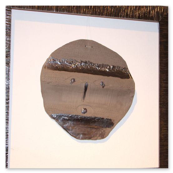 Ausstellung im Kunsthaus in Weiz. Skulpturen, Masken und Köpfe aus Keramik und Masken aus Glas. Gäste bei der Vernisage.