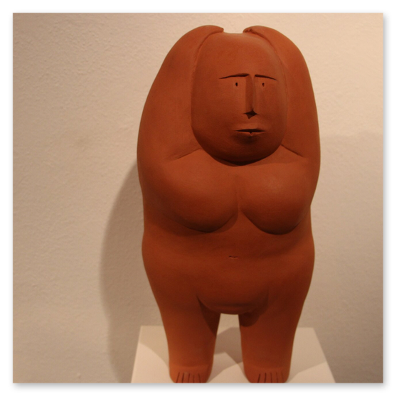 Ausstellung im Kunsthaus in Weiz. Skulpturen, Masken und Köpfe aus Keramik und Masken aus Glas. Gäste bei der Vernisage.