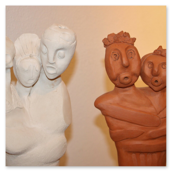 Ausstellung im Kunsthaus in Weiz. Skulpturen, Masken und Köpfe aus Keramik und Masken aus Glas. Gäste bei der Vernisage.