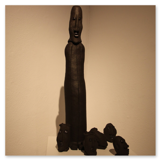 Ausstellung im Kunsthaus in Weiz. Skulpturen, Masken und Köpfe aus Keramik und Masken aus Glas. Gäste bei der Vernisage.