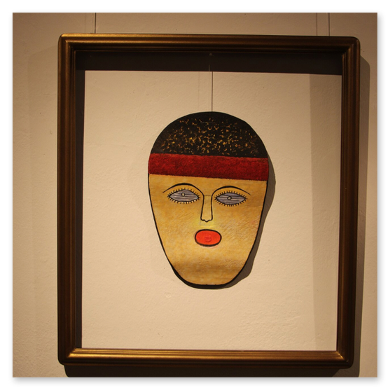 Ausstellung im Kunsthaus in Weiz. Skulpturen, Masken und Köpfe aus Keramik und Masken aus Glas. Gäste bei der Vernisage.