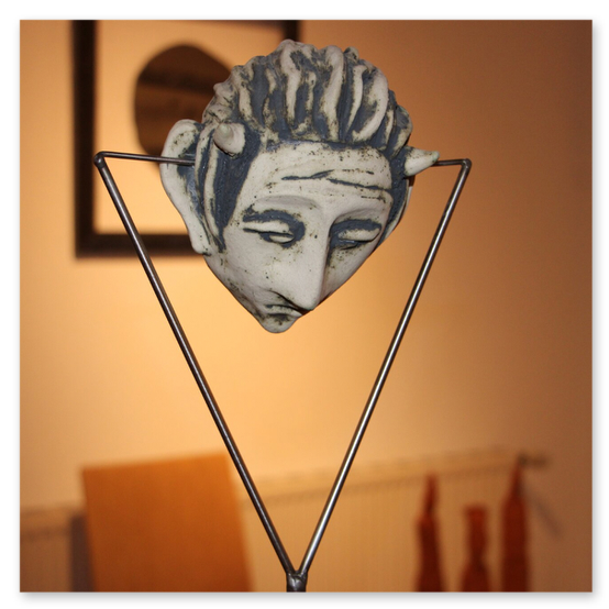 Ausstellung im Kunsthaus in Weiz. Skulpturen, Masken und Köpfe aus Keramik und Masken aus Glas. Gäste bei der Vernisage.