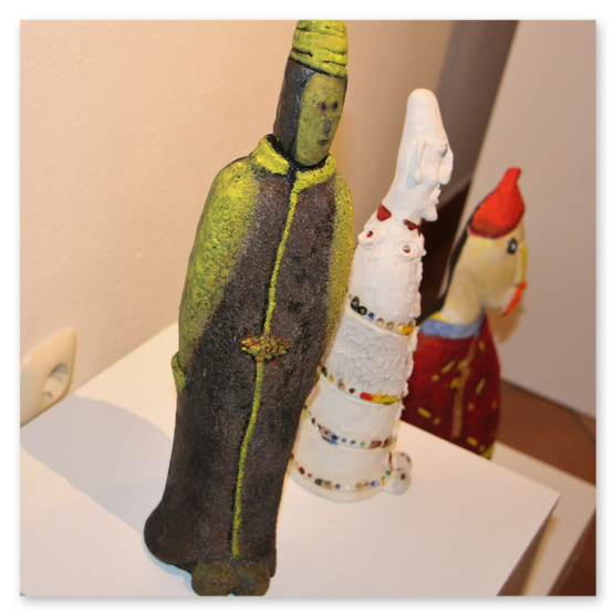Ausstellung im Kunsthaus in Weiz. Skulpturen, Masken und Köpfe aus Keramik und Masken aus Glas. Gäste bei der Vernisage.