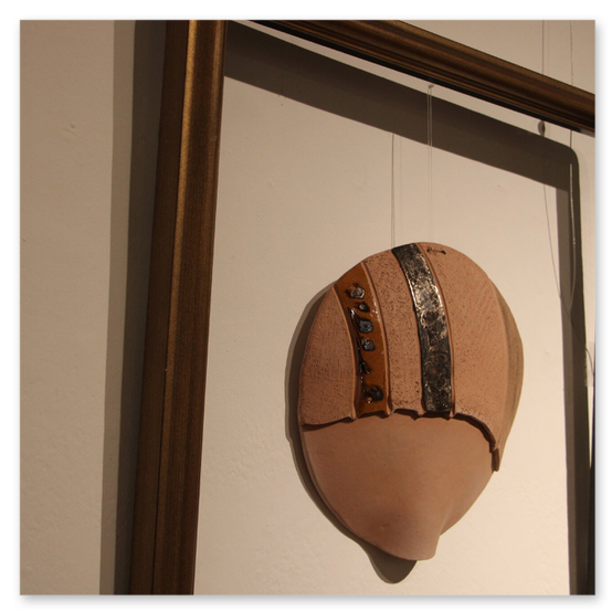 Ausstellung im Kunsthaus in Weiz. Skulpturen, Masken und Köpfe aus Keramik und Masken aus Glas. Gäste bei der Vernisage.