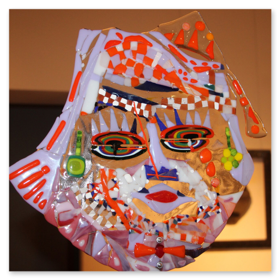 Ausstellung im Kunsthaus in Weiz. Skulpturen, Masken und Köpfe aus Keramik und Masken aus Glas. Gäste bei der Vernisage.