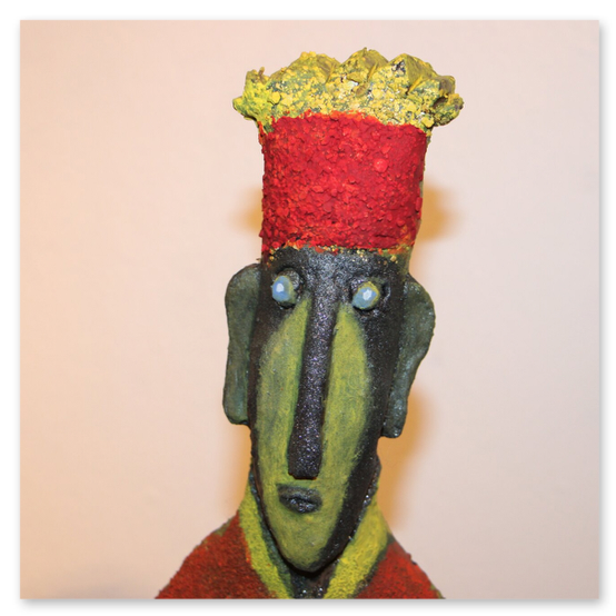 Ausstellung im Kunsthaus in Weiz. Skulpturen, Masken und Köpfe aus Keramik und Masken aus Glas. Gäste bei der Vernisage.