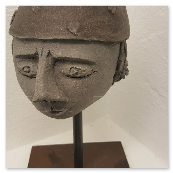 Verschiedene Köpfe aus Keramik in diversen Größen von der Künstlerin Elisabeth Raunig, welche auch verkauft werden
