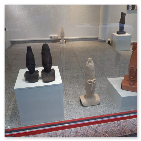 Bilder der Ausstellung "Spontan" in der Galerie am Schloßbergtor in Voitsberg. Kunstgegenstände und Publikum