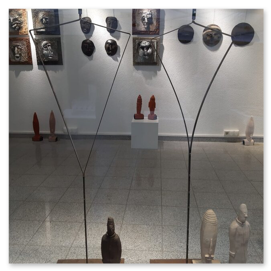 Bilder der Ausstellung "Spontan" in der Galerie am Schloßbergtor in Voitsberg. Kunstgegenstände und Publikum