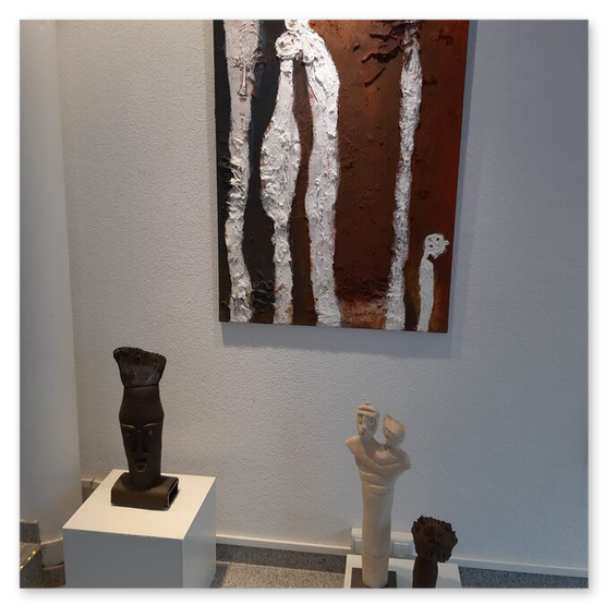 Bilder der Ausstellung "Spontan" in der Galerie am Schloßbergtor in Voitsberg. Kunstgegenstände und Publikum