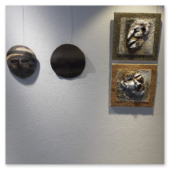 Bilder der Ausstellung "Spontan" in der Galerie am Schloßbergtor in Voitsberg. Kunstgegenstände und Publikum