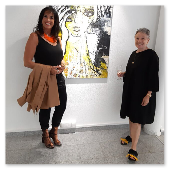 Bilder der Ausstellung "Spontan" in der Galerie am Schloßbergtor in Voitsberg. Kunstgegenstände und Publikum