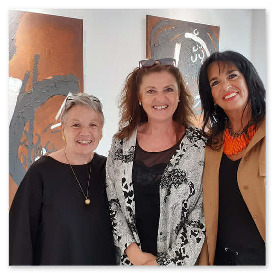 Bilder der Ausstellung "Spontan" in der Galerie am Schloßbergtor in Voitsberg. Kunstgegenstände und Publikum