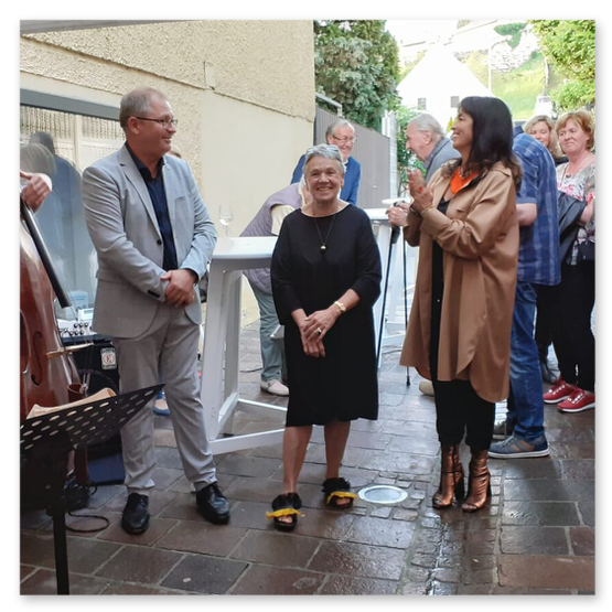 Bilder der Ausstellung "Spontan" in der Galerie am Schloßbergtor in Voitsberg. Kunstgegenstände und Publikum