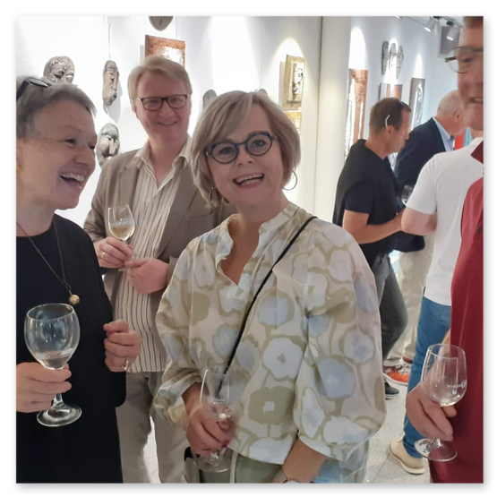 Bilder der Ausstellung "Spontan" in der Galerie am Schloßbergtor in Voitsberg. Kunstgegenstände und Publikum