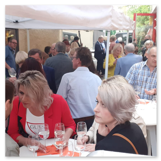 Bilder der Ausstellung "Spontan" in der Galerie am Schloßbergtor in Voitsberg. Kunstgegenstände und Publikum