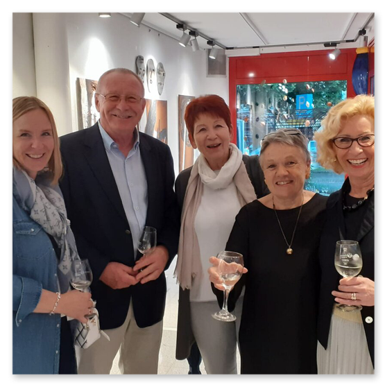 Bilder der Ausstellung "Spontan" in der Galerie am Schloßbergtor in Voitsberg. Kunstgegenstände und Publikum