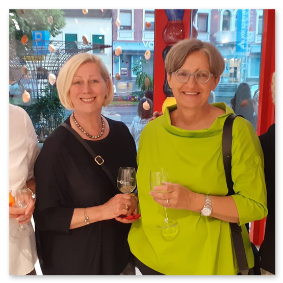 Bilder der Ausstellung "Spontan" in der Galerie am Schloßbergtor in Voitsberg. Kunstgegenstände und Publikum