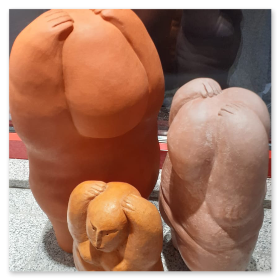 Bilder der Ausstellung "Spontan" in der Galerie am Schloßbergtor in Voitsberg. Kunstgegenstände und Publikum