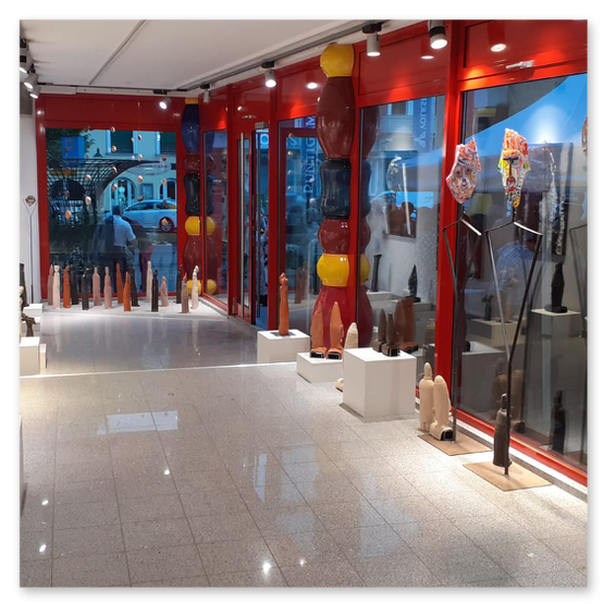 Bilder der Ausstellung "Spontan" in der Galerie am Schloßbergtor in Voitsberg. Kunstgegenstände und Publikum