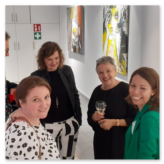 Bilder der Ausstellung "Spontan" in der Galerie am Schloßbergtor in Voitsberg. Kunstgegenstände und Publikum