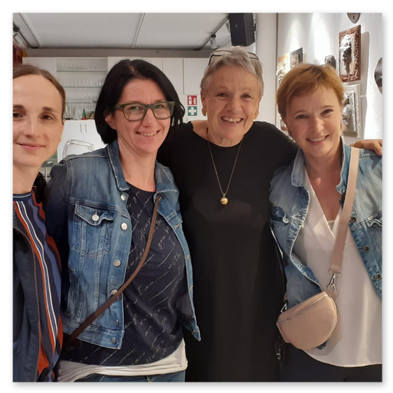 Bilder der Ausstellung "Spontan" in der Galerie am Schloßbergtor in Voitsberg. Kunstgegenstände und Publikum