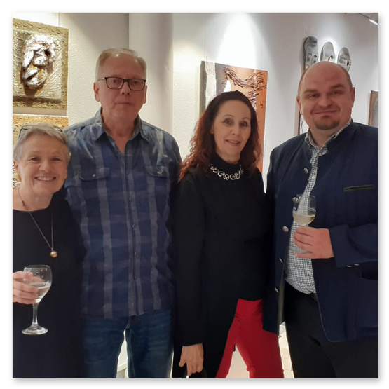 Bilder der Ausstellung "Spontan" in der Galerie am Schloßbergtor in Voitsberg. Kunstgegenstände und Publikum