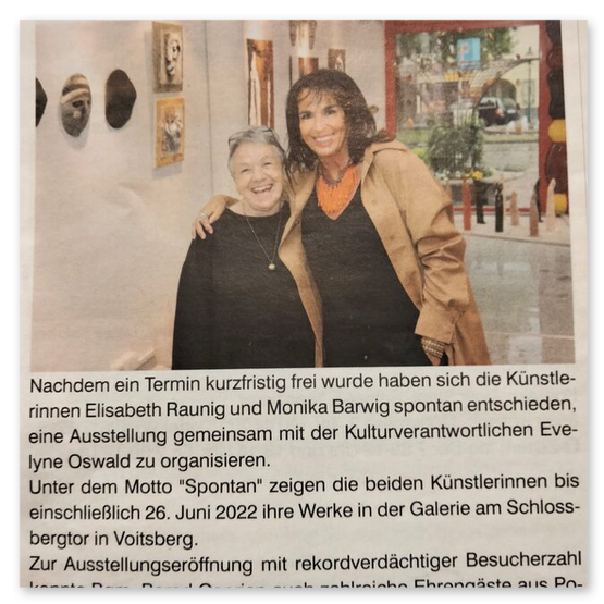 Bilder der Ausstellung "Spontan" in der Galerie am Schloßbergtor in Voitsberg. Kunstgegenstände und Publikum