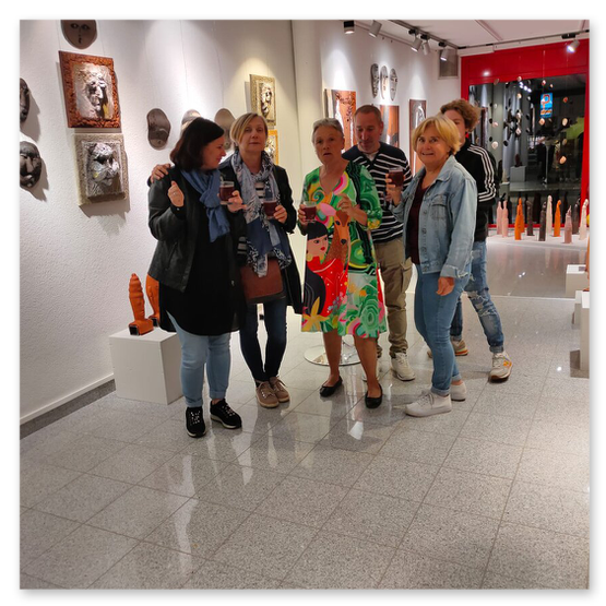 Bilder der Ausstellung "Spontan" in der Galerie am Schloßbergtor in Voitsberg. Kunstgegenstände und Publikum