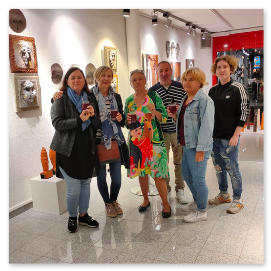 Bilder der Ausstellung "Spontan" in der Galerie am Schloßbergtor in Voitsberg. Kunstgegenstände und Publikum