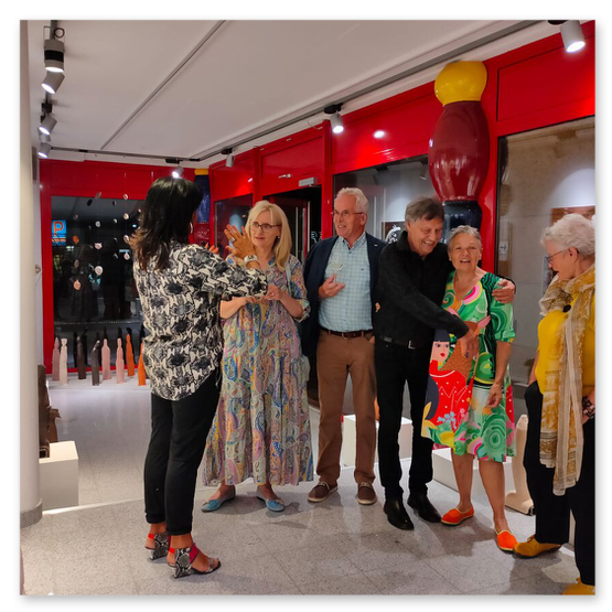 Bilder der Ausstellung "Spontan" in der Galerie am Schloßbergtor in Voitsberg. Kunstgegenstände und Publikum