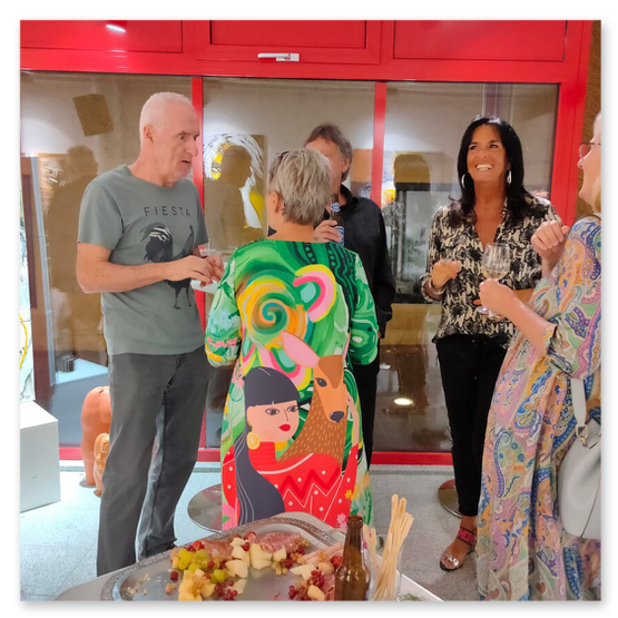 Bilder der Ausstellung "Spontan" in der Galerie am Schloßbergtor in Voitsberg. Kunstgegenstände und Publikum