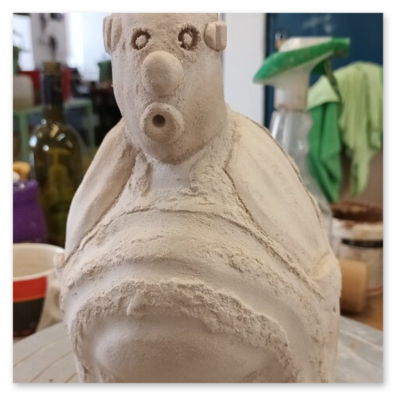 Verschiedene Bilder welche die Künstlerin Elisabeth Raunig bei der Arbeit zeigt. Begleiten von Keramik Rohentwürfen