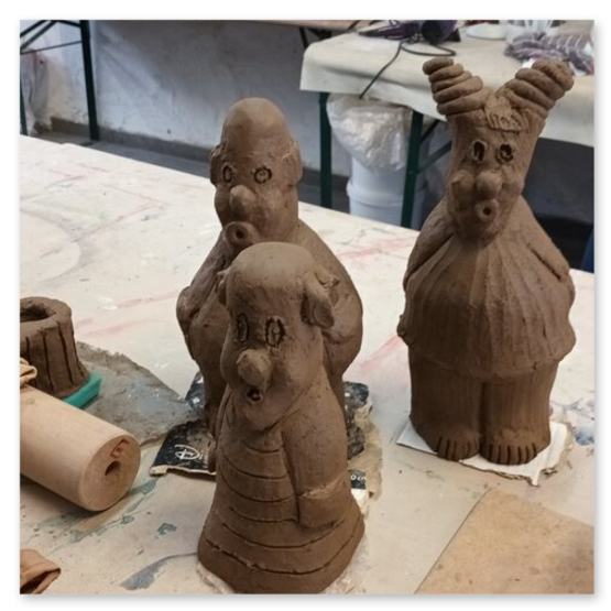 Verschiedene Bilder welche die Künstlerin Elisabeth Raunig bei der Arbeit zeigt. Begleiten von Keramik Rohentwürfen