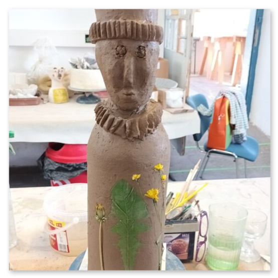 Verschiedene Bilder welche die Künstlerin Elisabeth Raunig bei der Arbeit zeigt. Begleiten von Keramik Rohentwürfen