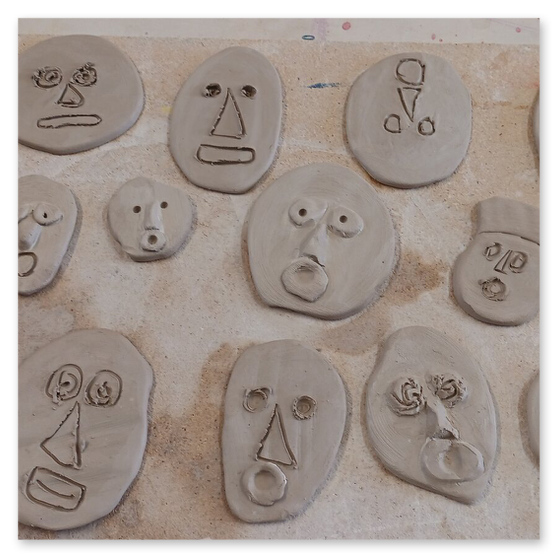 Verschiedene Bilder welche die Künstlerin Elisabeth Raunig bei der Arbeit zeigt. Begleiten von Keramik Rohentwürfen