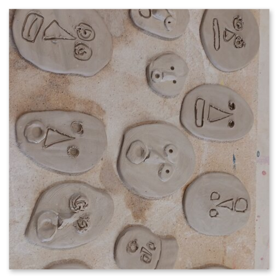 Verschiedene Bilder welche die Künstlerin Elisabeth Raunig bei der Arbeit zeigt. Begleiten von Keramik Rohentwürfen