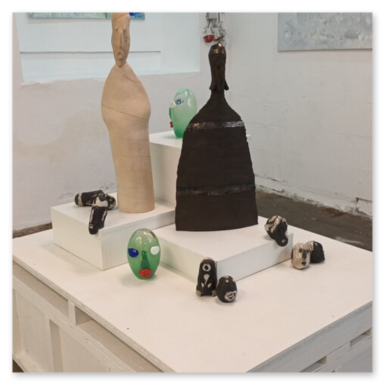 Ausstellung in der Kunstrfabrik, einige Kunstwerke aus Keramik. Bilder der Vernisage